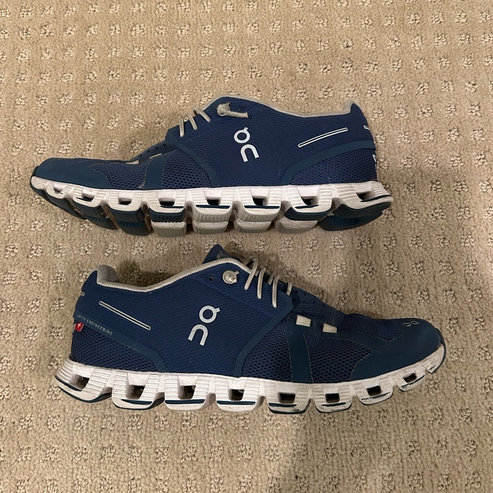 On Cloud Women’s Navy shoe size 6